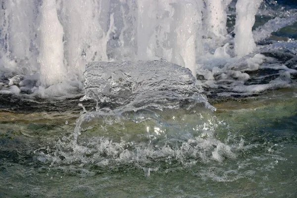 Разбрызгивание воды в бассейне — стоковое фото