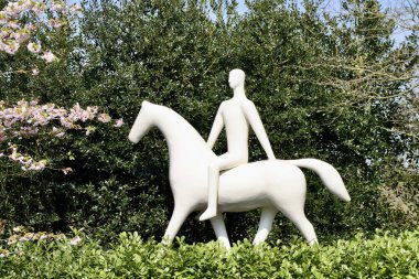 Keukenhof 'da beyaz atlı