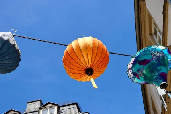 Lampions Traditionnels Chinois Suspendus Entre Vieilles Maisons Luxembourg — Photo