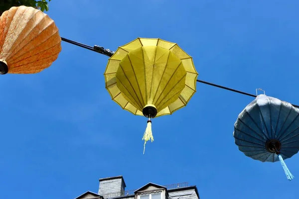 Lampions Traditionnels Chinois Suspendus Entre Vieilles Maisons Luxembourg — Photo