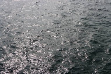 Baltık Denizi 'nin pürüzsüz yüzeyi. Derin mavi su, güneş ışığının yansımaları. Fotoğraf gemiden çekilmiş.