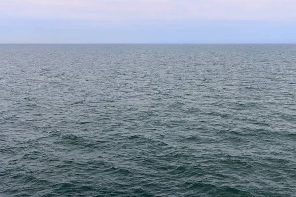 はるかに開いてバルト海の滑らかな表面 深い青色の水 太陽光の反射 船から撮った写真 — ストック写真