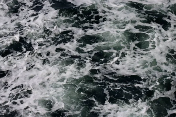 Ondas Popa Com Pontas Espuma Branca Água Mar Azul Acinzentada — Fotografia de Stock