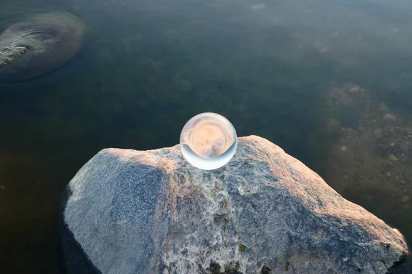 Bola Kristal Pantai Pada Batu Granit Abu Abu Besar Matahari — Stok Foto