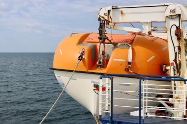 Feribotta cankurtaran botu. Etraftaki sakin mavi deniz. Stena Hattı feribotuyla Almanya 'dan Liepaja, Letonya' ya 19 Mayıs 2022