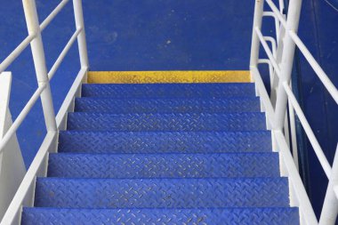 Mavi metal merdiven ve beyaz duvar.