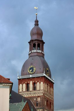 Riga Kubbesi Katedrali, Letonya, mavi gökyüzü bulutlu bir günde. Seçici odak, dikey fotoğraf.