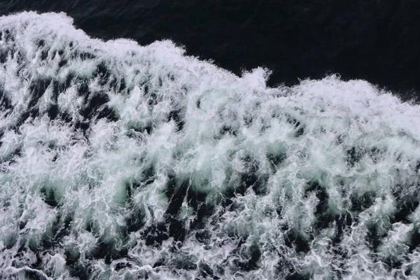 船内から撮影した緑色の青い海の水に白い泡の先端を持つ船尾波 選択的焦点 — ストック写真