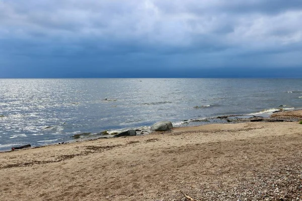 Ciężka Pogoda Nad Morzem Bałtyckim Spokojne Błękitne Morze Ciemne Chmury — Zdjęcie stockowe