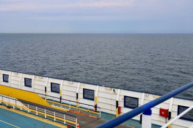 Feribotta, araba güvertesinin yanında. Etraftaki sakin mavi deniz. Stena Hattı feribotuyla Almanya 'dan Liepaja, Letonya' ya 19 Mayıs 2022