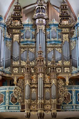 Kubbe Katedrali 'nde org müzik aleti. Riga, Letonya - 1 Haziran 2022