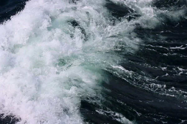 船内から撮影した緑色の青い海の水に白い泡の先端を持つ船尾波 選択的焦点 — ストック写真