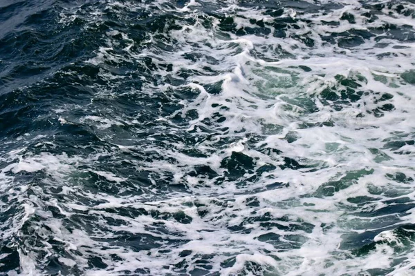 Ondas Popa Com Pontas Espuma Branca Água Mar Azul Acinzentada — Fotografia de Stock