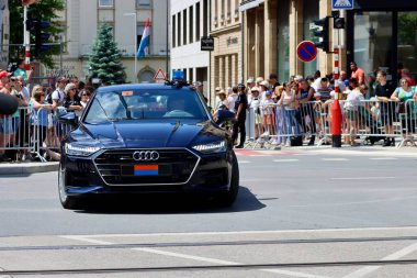 Kara Audi arabası, Lüksemburg Ulusal Günü geçit törenine devlet adamlarını getiriyor. Lüksemburg, Lüksemburg - 23 Haziran 2022. Seçici odak