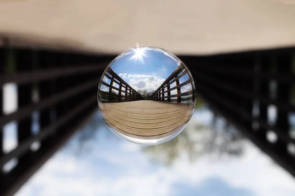 Кришталева Куля Сонячним Спалахом Дерев Яному Пішохідному Мосту Вирівнюється Підтримки — стокове фото