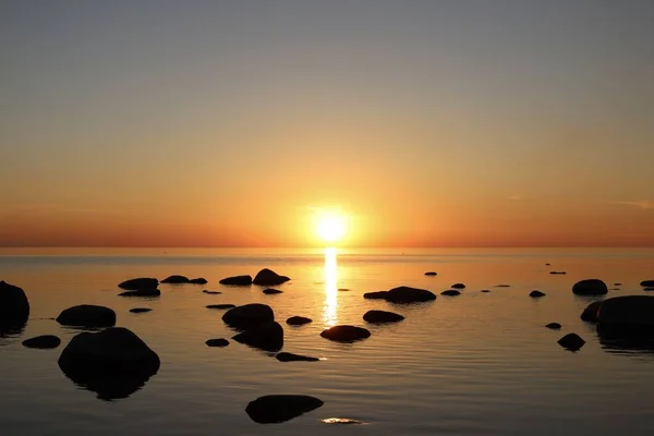 Solnedgång Över Lugna Östersjön Saulkrasti Lettland Sol Skiner Från Bakom — Stockfoto