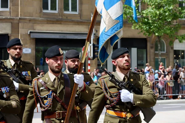 Marsz Wojskowy Paradzie Narodowej Luksemburg Luksemburg Czerwca 2022 Skupienie Selektywne — Zdjęcie stockowe