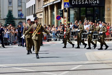 Ordu bandosu Ulusal Gün Geçidi 'ne yürüyor. Lüksemburg, Lüksemburg - 23 Haziran 2022. Seçici odak