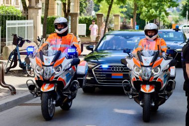 Ulusal Gün Geçit Töreni 'ne siyah Audi arabasına eşlik eden iki polis motosikleti. Lüksemburg, Lüksemburg - 23 Haziran 2022. Seçici odak