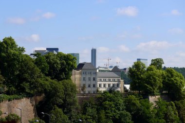 Lüksemburg 'daki Yargı Şehri. Eski kasabanın tarzına uygun olarak inşa edilmiş mahkemeleri ve hukuk büroları olan modern mimari topluluk.