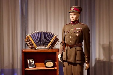 Letonya 'nın Aluksne kasabası müzesinde 1930' lardan kalma asker üniforması - 25 Mayıs 2022