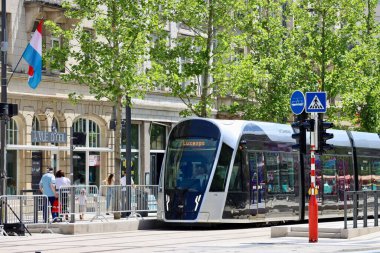 Yeni çok modern tramvay Luxexpo terminaline doğru gidiyor. Lüksemburg Şehri, Lüksemburg - 23 Haziran 2022.