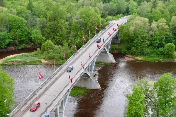 Luftaufnahme Einer Brücke Mit Vielen Lettischen Flaggen Über Dem Fluss — Stockfoto