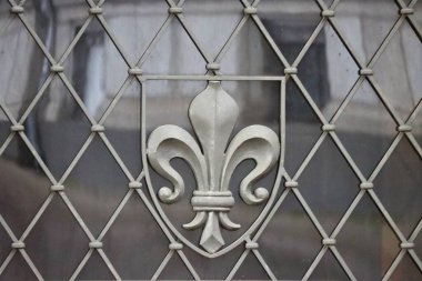 Fleur de lys decoration on a metal grid