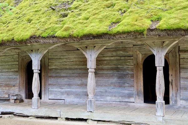 Granary Built Timber Elaborate Wooden Columns Green Moss Covered Thatched — Stockfoto
