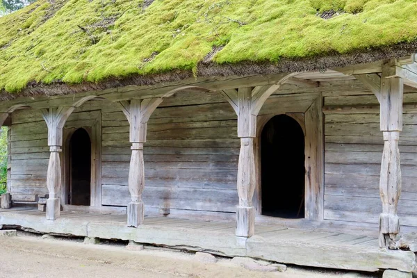 Granary Built Timber Elaborate Wooden Columns Green Moss Covered Thatched — Stockfoto