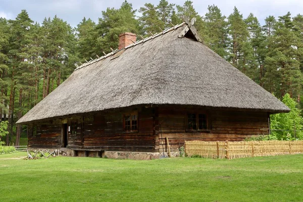 Rumah Tinggal Dibangun Dari Kayu Dengan Atap Jerami Latvia Etnografi — Stok Foto