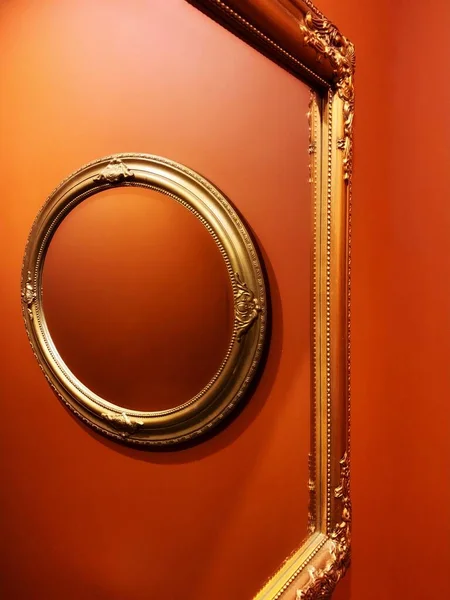 Кругле Дзеркало Відображається Квадратному Дзеркалі Золотими Декоративними Рамками — стокове фото