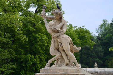 Lazienki Parkı 'ndaki Satir ve Bacchante heykelleri ya da Kraliyet Hamamları Parkı, Varşova, Polonya