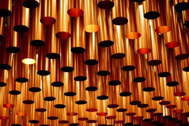 Arkaplan olarak parlak bakır boru lambaları