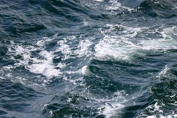 Ondas Popa Com Pontas Espuma Branca Água Mar Azul Acinzentada — Fotografia de Stock