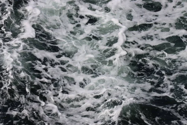 Ondas Popa Com Pontas Espuma Branca Água Mar Azul Acinzentada — Fotografia de Stock