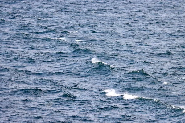 波までのオープンバルト海で 深い青色の水 波の上に白い泡 船から撮った写真 — ストック写真