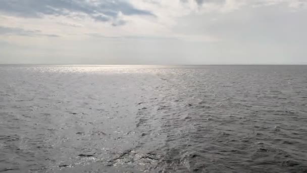 はるかに開いてバルト海の滑らかな表面 深い青色の水 太陽光の反射 船から撮った写真 — ストック動画