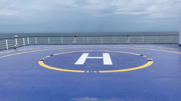 Helipuerto Azul Marcado Para Aterrizaje Helicópteros Ferry Mar — Vídeos de Stock