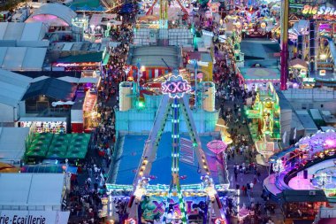 Lüksemburg, Lüksemburg 'daki Schueberfouer eğlence fuarının yukarıdan görünüşü - 28 Ağustos 2022