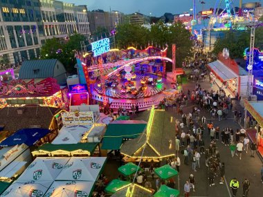 Lüksemburg, Lüksemburg 'daki Schueberfouer eğlence fuarının yukarıdan görünüşü - 28 Ağustos 2022