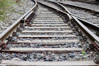 Yön değiştirmek için raylı eski tren rayları, yıpranmış meşe yatakları.