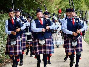 Marş grubu The Lüksemburg Pipe Band, Fond-de-Gras, Lüksemburg 'da düzenlenen Steampunk kongresinde geleneksel şarkılar çalıyor - 25 Eylül 2022