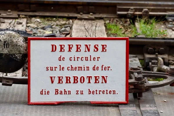 Historisches Sicherheitsschild Bahngleisen Auf Dem Französischer Und Deutscher Sprache Steht — Stockfoto