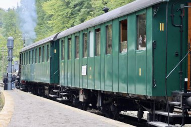 Tarihsel yolcu vagonları Lüksemburg 'daki Fond-de-Gras istasyonuna geldi.