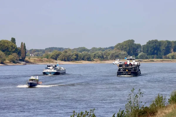 Грузовые Лодки Реке Рейн Солнечный Летний День Низкие Водные Условия — стоковое фото