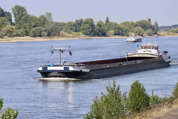Φορτηγά Πλοία Στον Ποταμό Ρήνο Μια Ηλιόλουστη Καλοκαιρινή Μέρα Χαμηλές — Φωτογραφία Αρχείου