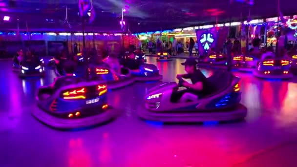 Elektriska Stötfångare Bilar Schueberfouer Kul Mässan Slow Motion Kille Som — Stockvideo