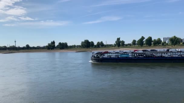 莱茵河上的货船在阳光明媚的夏日里 由于长时间的干旱造成了低水位 德国北莱茵 威斯特法伦州杜塞尔多夫 2022年9月2日 — 图库视频影像