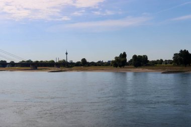 Güneşli bir yaz gününde Ren nehri, uzun süren cereyandan dolayı düşük su koşulları. Düsseldorf, Kuzey Ren-Vestfalya, Almanya